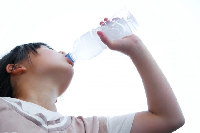水を飲む女の子