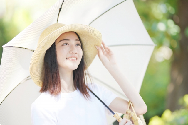 日傘をさす女性
